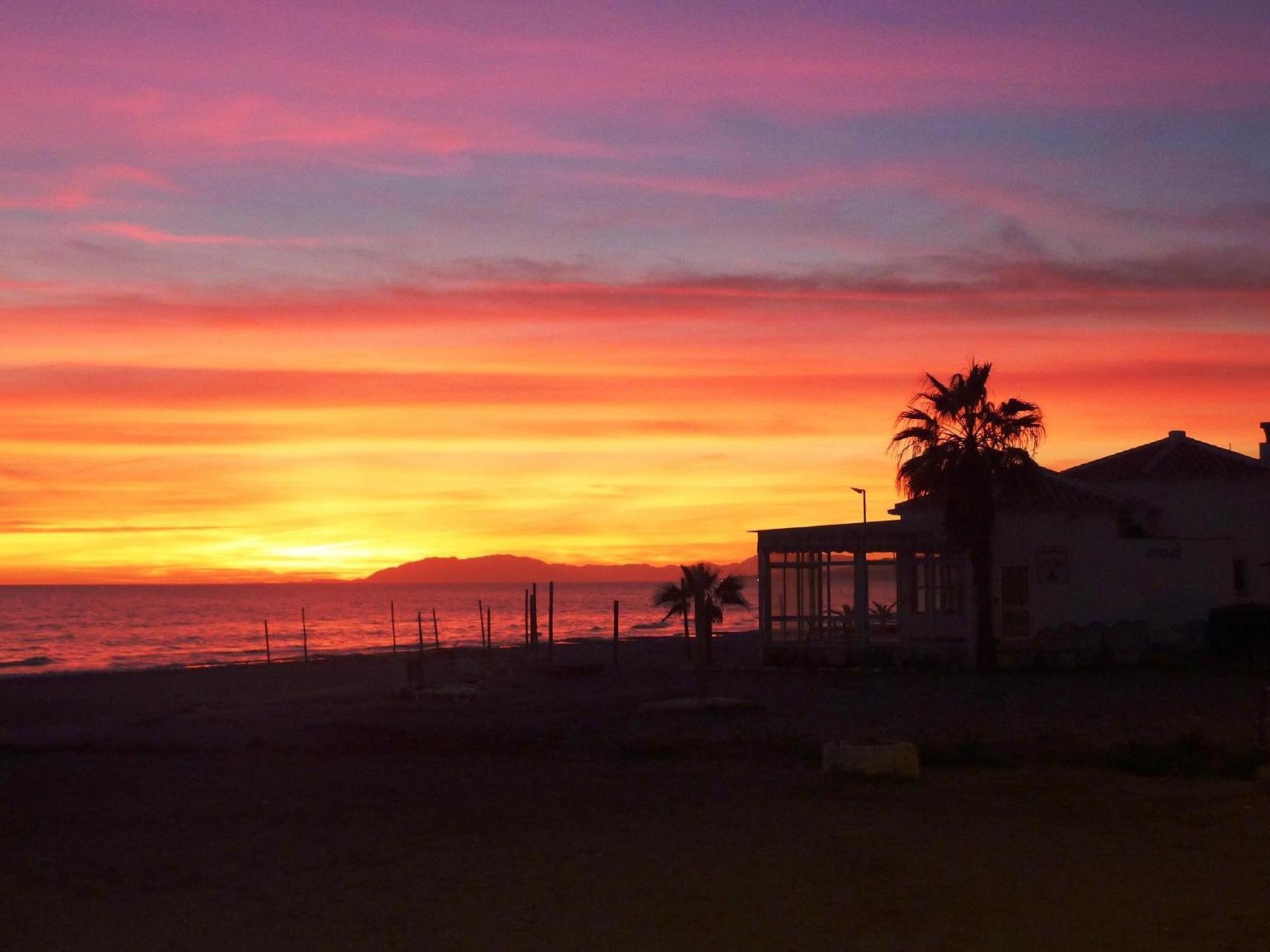 Spacious 1 Bedroom Apartment, Beach Front, Torrox Costa Exterior foto